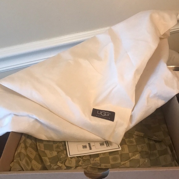 UGG Boots - Picture 5 of 7